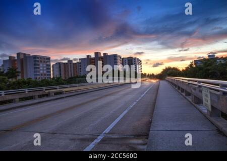 Leichte Wanderwege auf der Überführung der Bluebill Avenue, die zum Delnor Wiggins State Park bei Sonnenuntergang in Naples, Florida, führt. Stockfoto