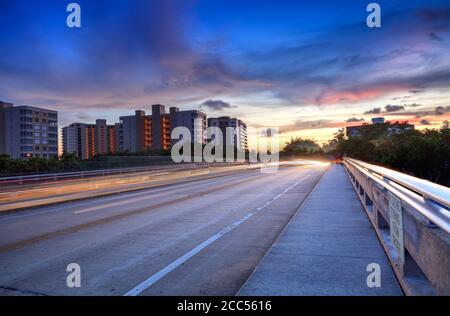 Leichte Wanderwege auf der Überführung der Bluebill Avenue, die zum Delnor Wiggins State Park bei Sonnenuntergang in Naples, Florida, führt. Stockfoto