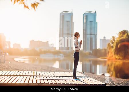 Sportlerin macht Yoga bei Sonnenaufgang Stockfoto