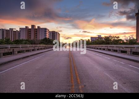 Mitten auf der Straße Überführung auf Bluebill Avenue in Richtung Delnor Wiggins State Park bei Sonnenuntergang in Naples, Florida. Stockfoto