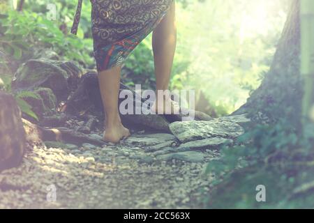 Frau, die mitten in der Natur unterwegs ist Stockfoto