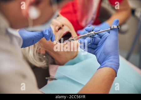 Frau, die Zahnärzte untersucht die Zähne sind Anästhesie Stockfoto