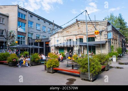 F-Hoone und Must Restaurants, Telliskivi loomelinnak, Telliskivi Kreativviertel, Kalamaja, Tallinn, Estland Stockfoto