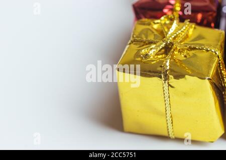 Gelbe helle Geschenkbox mit Geschenk auf weißem Hintergrund. Speicherplatz kopieren Stockfoto