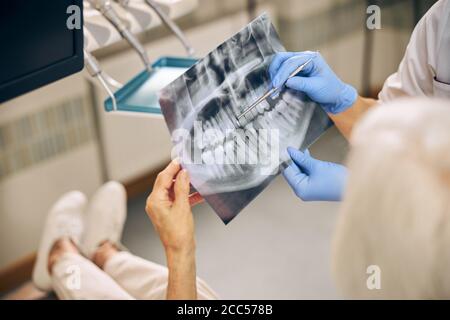 Zugeschnittenes Foto einer Zahnärztin mit Patient Stockfoto