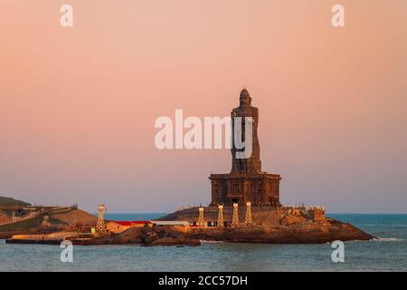 Thiruvalluvar Statue auf der kleinen Insel in Kanyakumari Stadt in Tamil Nadu, Indien Stockfoto