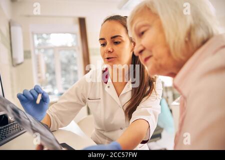 Frauen suchen auf das Bild Zähne in der Zahnklinik Stockfoto