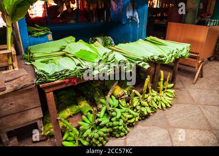 Bananen und ihre Blätter auf dem lokalen Markt in Indien Stockfoto