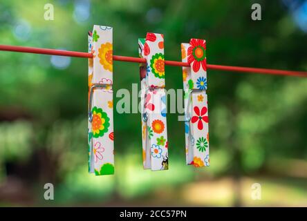 Bunte Wäscheklammern auf Wäscheleine Stockfoto