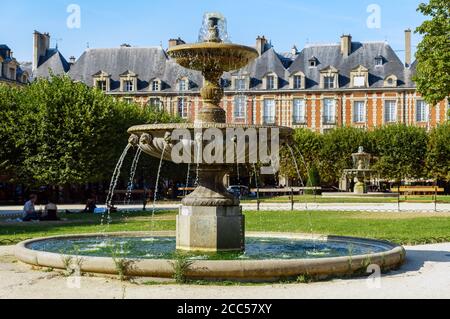 Verzierte Brunnen in Places du Vosges - Paris, Frankreich Stockfoto