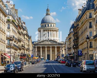 Blick auf das Pantheon und die Rue Soufflot im Quartier Latin - Paris, Frankreich Stockfoto