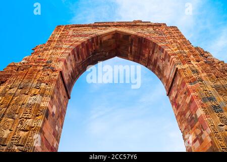 Eisernen Säule in Delhi oder Ashoka Säule und Innenhof des Quwwat-ul-Islam MOSCHEE im Qutub Minar in Delhi, Indien Stockfoto