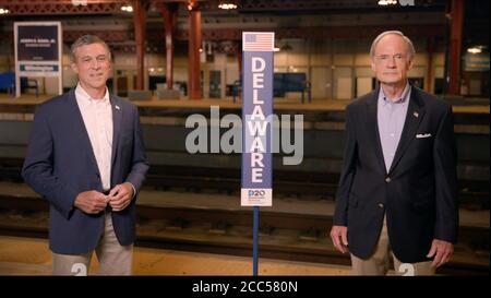 In diesem Bild aus dem Video-Feed der Demokratischen Nationalversammlung machen Gouverneur John Carney (Demokrat von Delaware), links, und US-Senator Tom Carper (Demokrat von Delaware) Bemerkungen, während sie die Nominierungsstimmen für den Staat Delaware am zweiten Abend der Konvention am Dienstag, den 18. August 2020 abgegeben haben.Quelle: Demokratische Nationalversammlung über CNP /MediaPunch Stockfoto