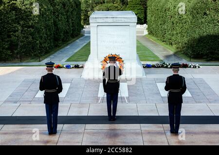 Bewachten Grab des unbekannten Soldaten, Friedhof von Arlington, Virginia, USA Stockfoto