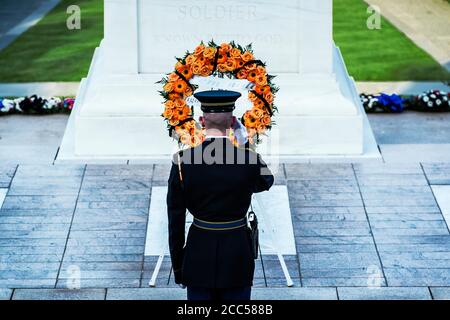 Bewachten Grab des unbekannten Soldaten, Friedhof von Arlington, Virginia, USA Stockfoto