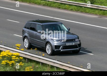 2020 grau Land Rover Range Rover Sport HSE SDV; Fahren auf der Autobahn M6 in der Nähe von Preston in Lancashire, Großbritannien. Stockfoto