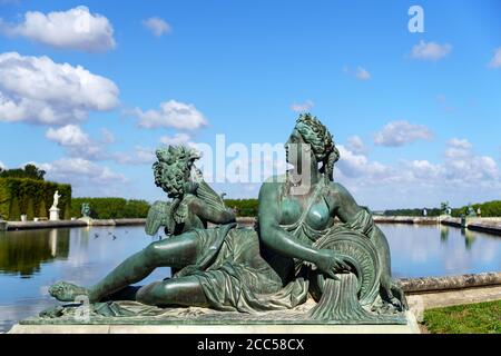 Bronzestatue Le Loiret vor dem Palast von Versailles - Frankreich Stockfoto