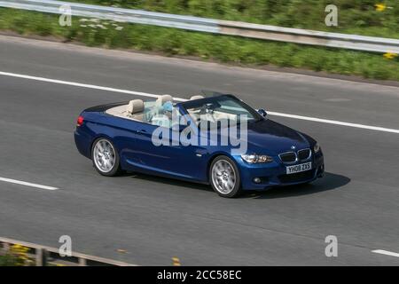 2008 blauer BMW 330D M Sport A Fahren auf der M6 bei Preston in Lancashire, UK. Stockfoto