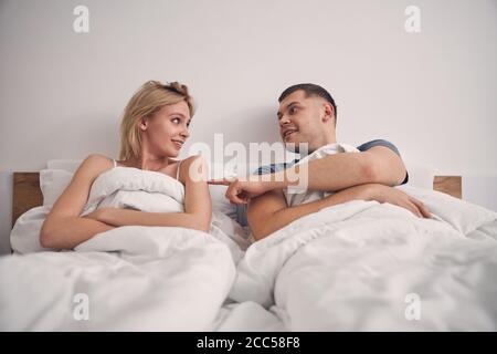 Glückliches junges Paar mit romantischen Zeiten im Schlafzimmer Stockfoto
