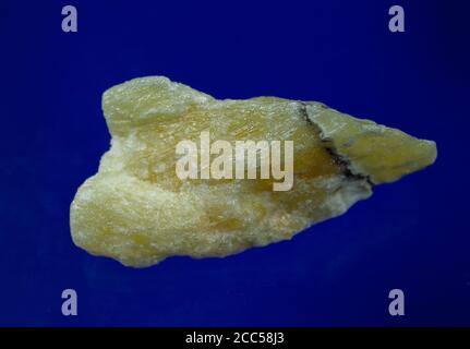 Orangener Kalzit aus Brasilien. Natürliche Mineralien. Stockfoto