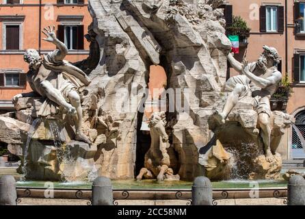 Detail barocker Brunnen der vier Flüsse auf der Piazza Navona in Rom. Die von Bernini entworfenen Statuen lehnen sich an geformten Felsen und Wasser. Stockfoto