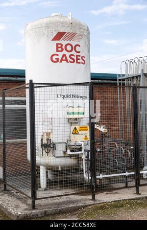 Lagercontainer für Flüssigstickstoff von BOC Gases in kleinen Industriegebäuden, Calne, England, Großbritannien Stockfoto