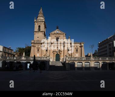 San Giovanni Battista in Ragusa, Sizilien. Eine der berühmten Kirchen, die nach dem Erdbeben von 1693 im charakteristischen sizilianischen Barockstil umgebaut wurde. Stockfoto