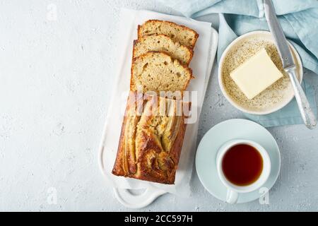 Bananenbrot. Kuchen mit Banane, traditionelle amerikanische Küche. Stockfoto