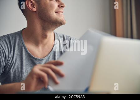 Junger schöner Mann mit Papieren in den Händen Stockfoto
