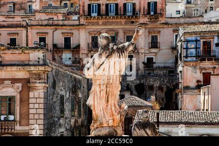 Rückseite einer Statue mit Blick auf die Stadt Modica, vor der Kirche San Pietro, nach dem Erdbeben von 1693 im sizilianischen Barock wieder aufgebaut. Stockfoto