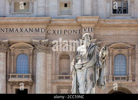 Statue des heiligen Paulus, die von Adamo Tadolini modelliert wurde und 1847 vor dem Petersdom in der Vatikanstadt aufgestellt wurde. Stockfoto