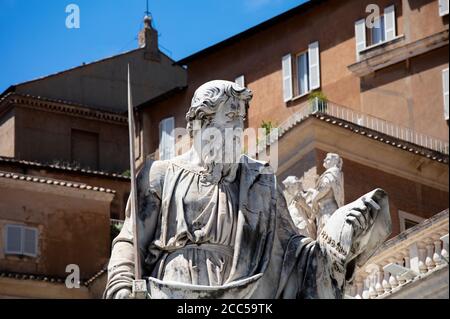 Statue des heiligen Paulus, die von Adamo Tadolini modelliert wurde und 1847 vor dem Petersdom in der Vatikanstadt aufgestellt wurde. Stockfoto