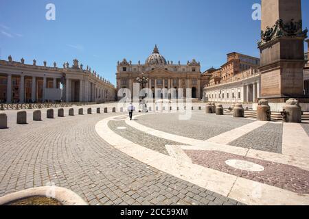 Piazza San Pietro und Petersdom in der Vatikanstadt an einem klaren Sommertag. Die gepflasterte piazza ist fast leer von Menschen und Touristen. Stockfoto