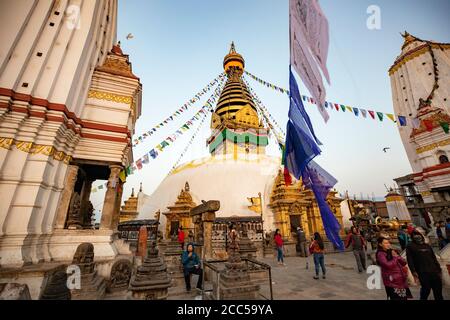 Goldene Kuppel und Turm von Swayambhunath Stupa in Kathmandu, Nepal. Stockfoto