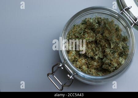 Cannabis im Glas oben mit Kopierraum Stockfoto