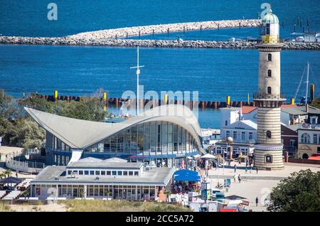 Rostock, Deutschland. August 2020. Der historische Leuchtturm und das Restaurant- und Geschäftsgebäude Teepott im Ostseebad Warnemünde, erbaut zu DDR-Zeiten. Quelle: Jens Büttner/dpa-Zentralbild/ZB/dpa/Alamy Live News Stockfoto