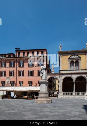 Die Statue von Dante, errichtet im Jahr 1865, auf der Piazza dei Signori vor Caffe Dante und der Renaissance Loggia del Consiglio. Stockfoto