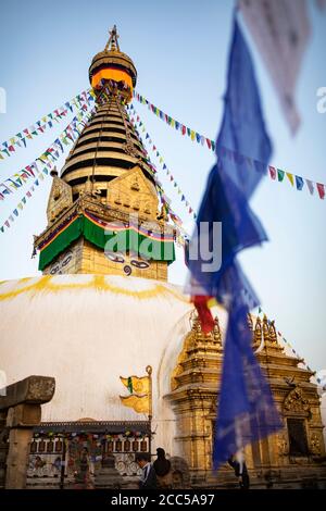 Goldene Kuppel und Turm von Swayambhunath Stupa in Kathmandu, Nepal. Stockfoto