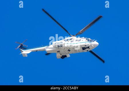 Rostock, Deutschland. August 2020. Der Hubschrauber der deutschen Luftwaffe, ein Eurocopter AS532 Cougar, fliegt über Warnemünde. Quelle: Jens Büttner/dpa-Zentralbild/ZB/dpa/Alamy Live News Stockfoto