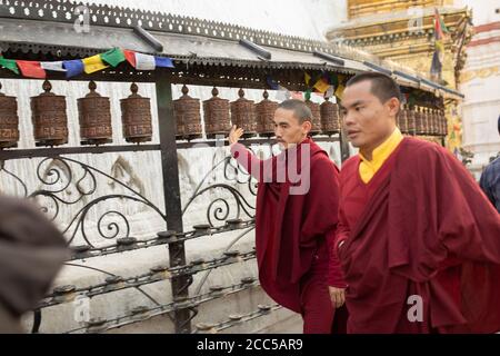 Tibetische buddhistische Mönche in Swayambhunath Stupa in Kathmandu, Nepal. Stockfoto