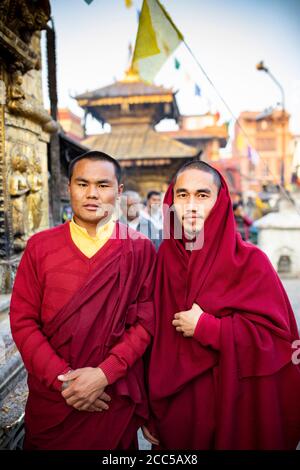 Tibetische buddhistische Mönche in Swayambhunath Stupa in Kathmandu, Nepal. Stockfoto