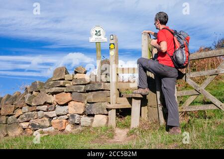 Wanderer auf dem Küstenweg des Cleveland Way oberhalb der Loftus Alum Steinbrüche (Name auf Schild) zwischen Staithes und Skinningrove, North Yorkshire, England. VEREINIGTES KÖNIGREICH Stockfoto