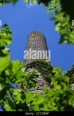 Zinn Mine Schornstein gegen blauen Himmel Stockfoto