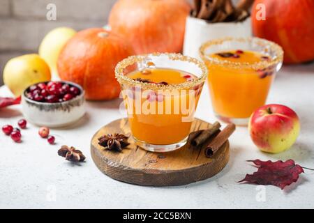 Pikanten Kürbis Punch oder Sangria in ein Glas mit Apfel, Zimt, Anis. Halloween und Thanksgiving. Traditionelle Herbst, Winter Getränke und Cocktails Stockfoto