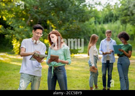 Gruppe von multiethnischen College-Freunde verbringen Zeit zusammen im Freien, Pause Stockfoto