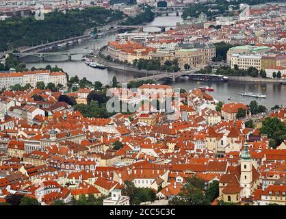 Blick auf Prag und die Moldau vom Petrin-Hügel, Prag, Tschechische Republik Stockfoto