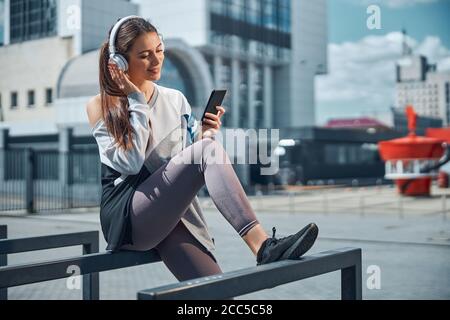 Erfreut Frau Blick auf ihr Handy Stockfoto