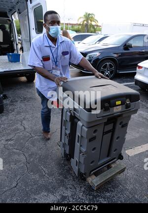 LAUDERHILL, FL - 18. AUGUST: Wahlhelfer werden am Wahltag während der Primärwahl 2020 am 18. August 2020 in Lauderhill, Florida, im Broward County Supervisor des Wahlbüros gesehen. Quelle: Mpi04/MediaPunch Stockfoto