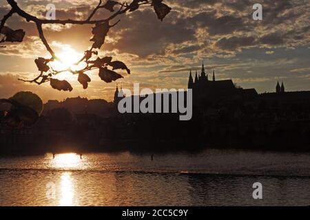 Blick auf die Prager Burg und die Moldau von Smetana Waterfront, Prag, Tschechische Republik Stockfoto