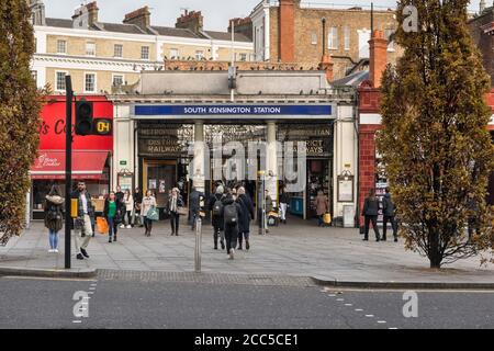 Eingang zur U-Bahnstation South Kensington, London, Großbritannien Stockfoto